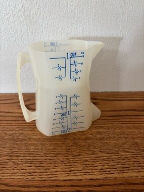 Vintage WESTLAND PLASTICS Measuring Cup Double Sided with Blue Markings 1, 2 Cup